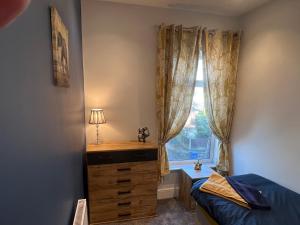 ストーク・オン・トレントにあるLuxury 2 bed Apartment in Stoke-on-Trentのベッドルーム1室(ベッド1台、ドレッサー、窓付)