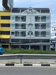 un bâtiment blanc avec des écritures sur son côté dans l'établissement Wiang Ville Boutique Hotel, à Chiang Mai