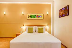 Postel nebo postele na pokoji v ubytování Lemon Tree Hotel, East Delhi Mall, Kaushambi