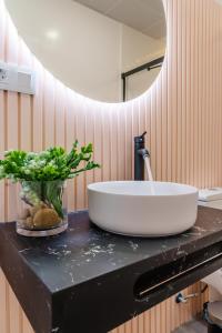 een badkamerbar met een wastafel en een spiegel bij Exclusive Alameda - Comfort & Design in Málaga