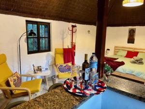 Habitación con cama y mesa con copas de vino en Pajar - Finca Tabaiba By TOR, en Icod de los Vinos