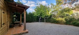 カソルラにあるCASA DE MADERA ZUMACAR Iのベンチ付きの建物の出入り