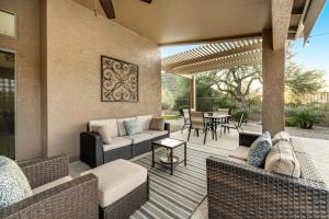 un patio al aire libre con sofás, mesa y sillas en Hillview Haven, en Mesa