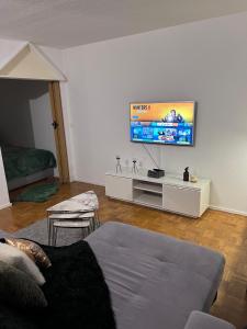 a living room with a flat screen tv on a wall at Zentral gelegenes Apartment - DSL, Küche, Balkon, Parkplatz in Lüdenscheid