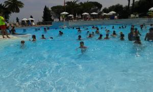 Basen w obiekcie APPARTEMENT CAP ESTEREL CLIMATISE VUE MER lub w pobliżu