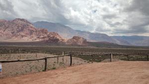 una cerca en el desierto con montañas en el fondo en Nuestra Cabañañá en Uspallata