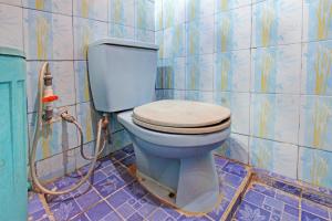 a bathroom with a toilet with a hose at OYO 92142 Ujung Samalas Homestay in Lombok