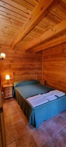 1 dormitorio con 1 cama en un ático de madera en CASA DE MADERA ZUMACAR VI en Cazorla