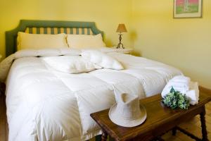 a bed with a hat on a wooden table at Agriturismo Potrero Grande in Campagnano di Roma