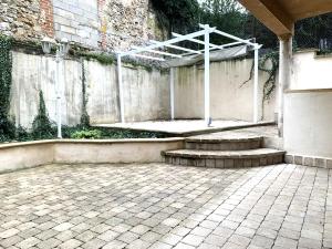 an empty courtyard with a white cross and stairs at Appartement tout confort avec terrasse in Reims