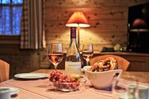 Nápoje v ubytovaní Luxury Chalets Wiesenruh