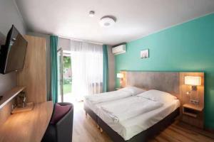 - une chambre avec un lit et une grande fenêtre dans l'établissement Hotel Blüchertal Bacharach, à Bacharach