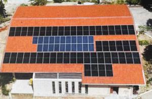uma vista superior de um edifício com painéis solares sobre ele em De Olho no Mar A única pousada de frente para o mar em Paracuru em Paracuru
