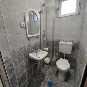 ドブリニシュテにあるGuesthouse Pumpaloviのバスルーム(トイレ、洗面台、鏡付)