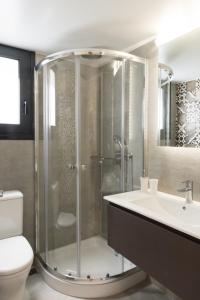 雅典的住宿－Voda Luxury Residence #402，带淋浴、盥洗盆和卫生间的浴室
