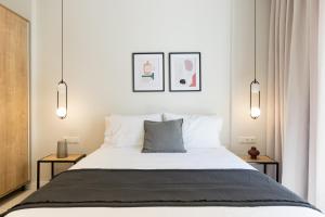 雅典的住宿－Voda Luxury Residence #402，一间卧室配有一张大床和两张边桌