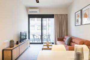 雅典的住宿－Voda Luxury Residence #402，客厅配有沙发和桌子