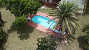 una vista aérea de una piscina con palmeras en Pan's Breeze Overnight Accommodation en Dalmada AH