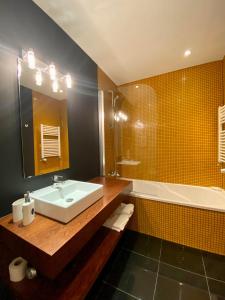 een badkamer met een wastafel en een bad bij Gerês Distinto - Glória in Geres