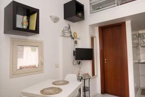 Televízia a/alebo spoločenská miestnosť v ubytovaní Casa Andromaca