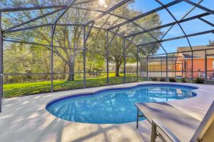 einen Pool mit einer Pergola neben einem Gebäude in der Unterkunft Warm Welcomes on Woodcrest in Orlando