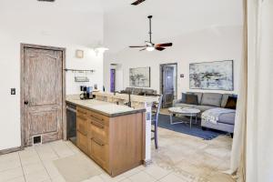 eine Küche und ein Wohnzimmer mit einem Sofa in der Unterkunft Warm Welcomes on Woodcrest in Orlando
