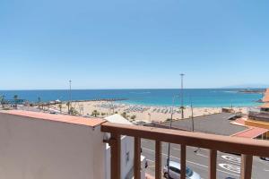 einen Balkon mit Strand- und Meerblick in der Unterkunft Virginia Apartment in Los Cristianos