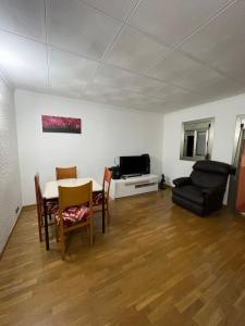 a living room with a table and chairs and a couch at Habitación acogedora en BCN in Esplugues de Llobregat