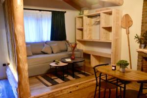 a living room with a couch and a table at Νύμφες Σαλέ Ιαίρα in Pirá