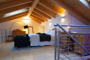 1 dormitorio con 1 cama en una habitación con techos de madera en Relax in Pineta, en Caldonazzo