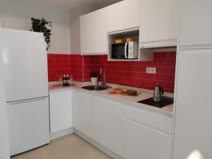 Kuchyňa alebo kuchynka v ubytovaní Bnbook Medea Apartments 2