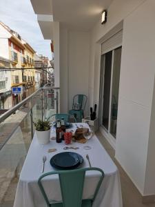 uma mesa com um prato de comida numa varanda em Bnbook Medea Apartments 2 em Fuengirola