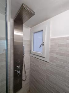 een badkamer met een douche en een raam bij LamaisondeMaria in Carpinone