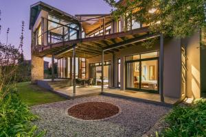 Pezula Sunset Views في كنيسنا: اطلالة خارجية على منزل مع فناء