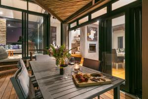 Pezula Sunset Views في كنيسنا: طاولة طعام عليها طبق من الطعام