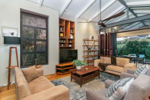 Pezula Sunset Views في كنيسنا: غرفة معيشة مع أريكة وتلفزيون