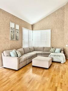 un soggiorno con divano e tavolo di Casa Oasis/Pool & Jacuzzi/4 Bedroom/ Wi-Fi a Camarillo