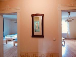 a room with a mirror on the wall at Jugendstilvilla Rosenthal in Rosenthal