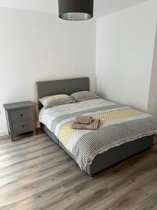 una camera con letto, comodino e sidro di seta. di Lovely Super Luxury One Bed Apartment 216 a Luton