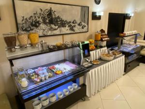 比爾森的住宿－Hotel Astory Plzeň，餐厅的自助餐,展示着食物