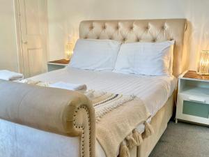 sypialnia z dużym łóżkiem z białą pościelą i poduszkami w obiekcie Park View w mieście York