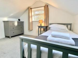 sypialnia z łóżkiem, komodą i oknem w obiekcie Park View w mieście York