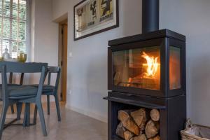 einen Herd im Wohnzimmer mit Kamin in der Unterkunft Mougins Collection - Magnifique maison au Cœur du Vieux Village de Mougins, vue sur les Alpes du Sud in Mougins