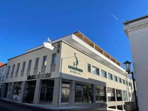 un edificio blanco con un cartel en la parte delantera en Königswieser Hof en Königswiesen