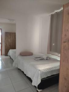 een slaapkamer met 2 bedden en een raam bij Ótima Oportunidade - AP Mobiliado in Campina Grande