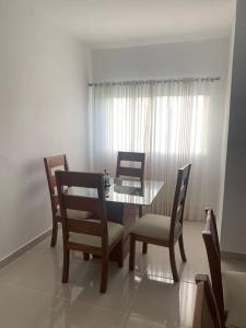 - une salle à manger avec une table et quatre chaises dans l'établissement Hermoso Apartamento en Santiago, à Santiago de los Caballeros