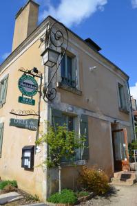 un edificio con un cartello sul lato di L'Auberge l'Orée du Bois a Aillières