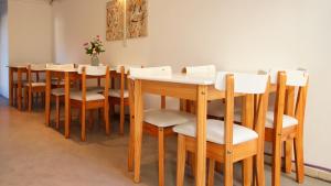 - une table et des chaises en bois dans l'établissement Puerto Tigre, à Tigre