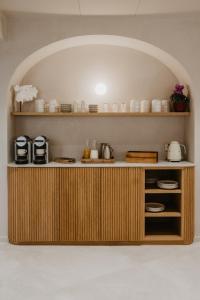 Hotel Petit Luxe في تيراسا: مطبخ مع كونتر خشبي مع رف