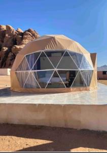 une tente en forme de dôme au milieu du désert dans l'établissement Rum titanic camp, à Wadi Rum